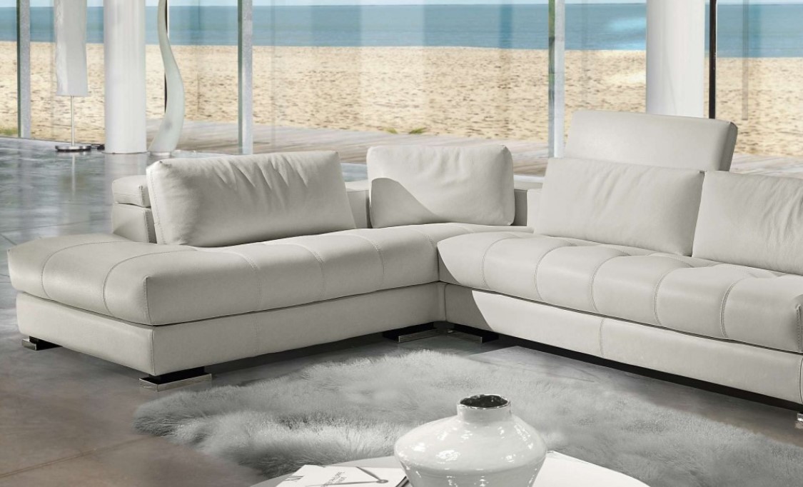 Белый кожаный диван идеально подходит для современного интерьера