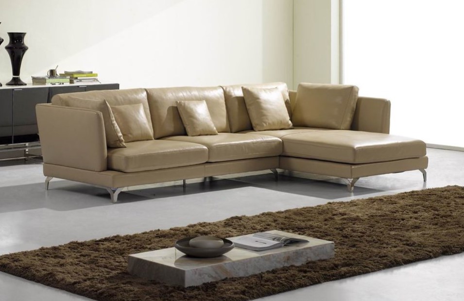 При производстве диванов производители могут комбинировать натуральную и искусственную кожу