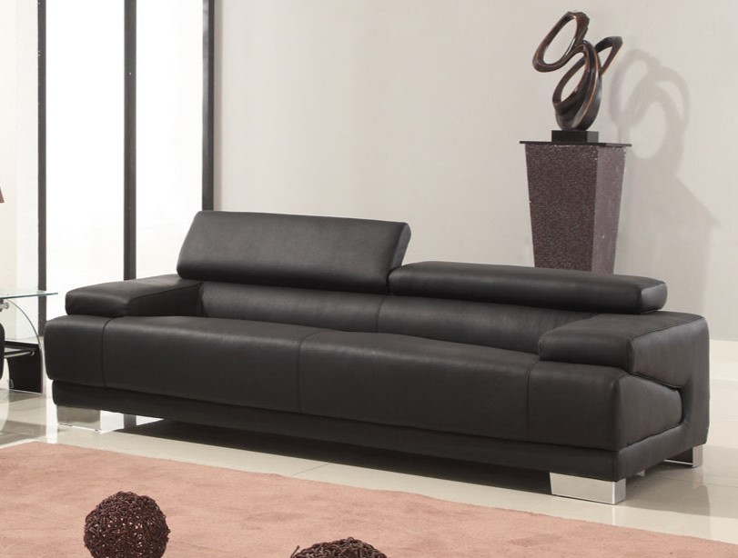 Черный кожаный диван будет эффектно выделяться на фоне белой стены