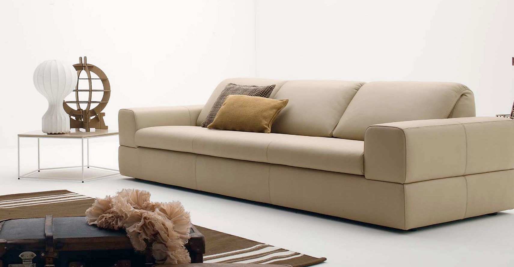 Бежевый диван будет эффектно выделяться в белом интерьере