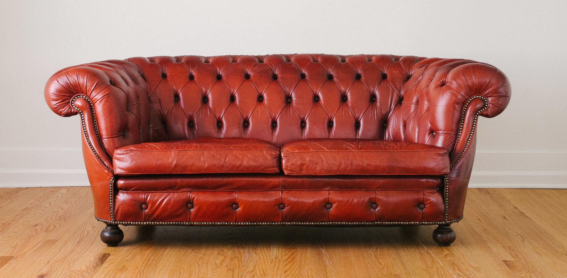 Кожаный диван идеально подойдет для классического интерьера