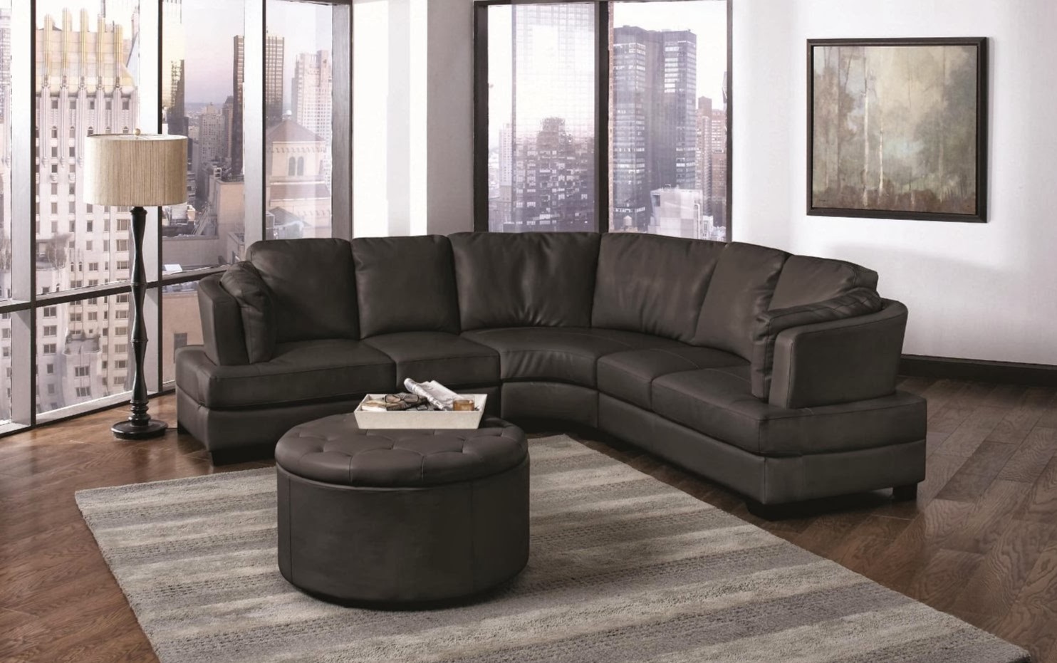 Дополнить коричневый кожаный диван можно небольшим пуфом