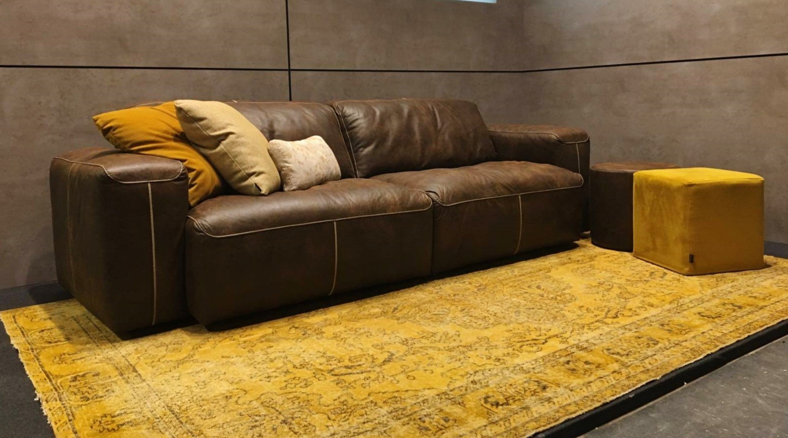 Для украшения дивана можно использовать несколько подушек