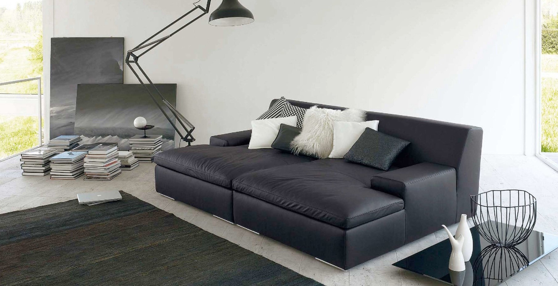 Стильный диван в современном интерьере гостиной