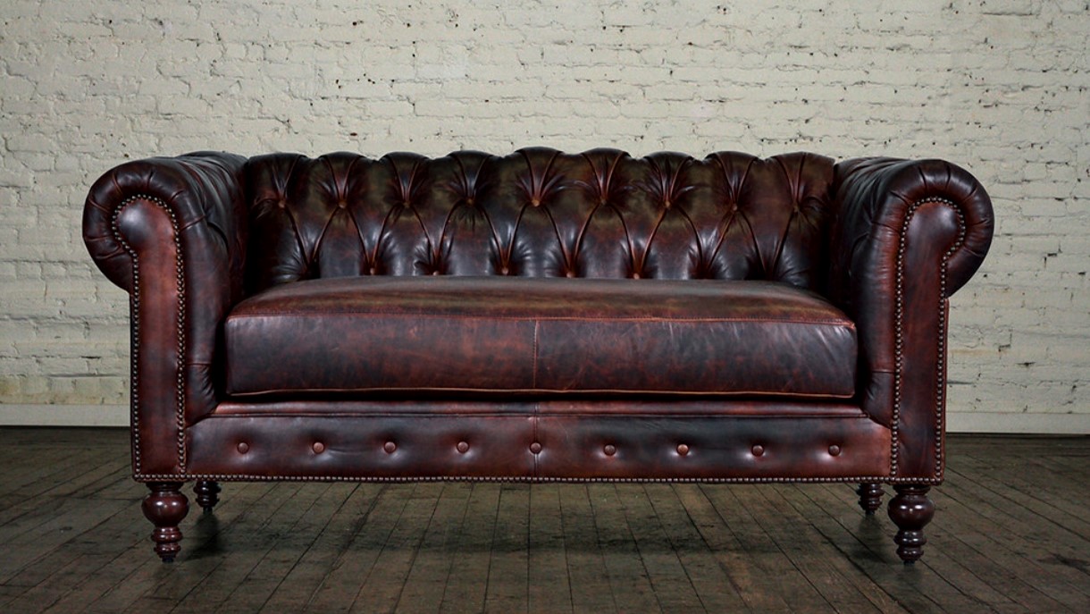 Кожаный диван для интерьера гостиной в классическом стиле