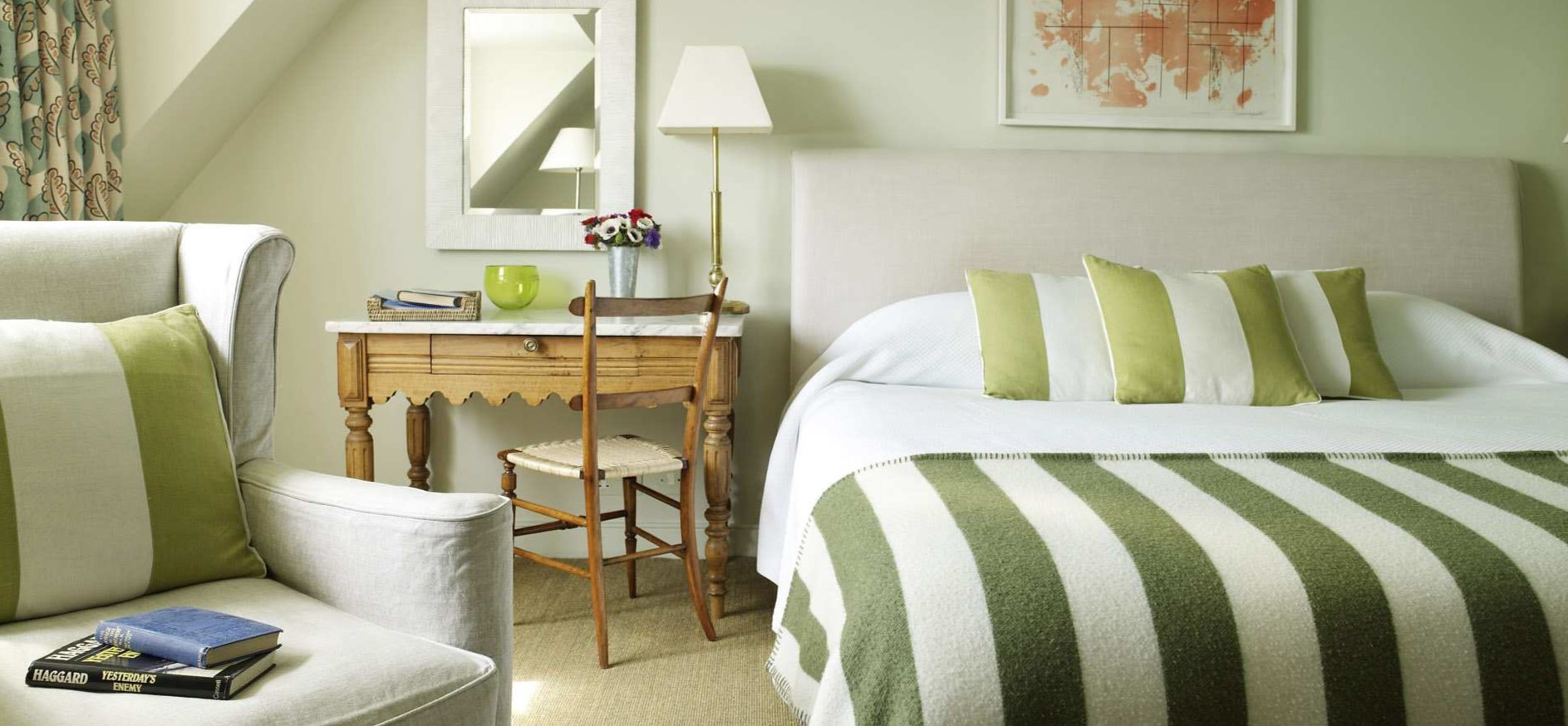 Украсить кровать можно стильным покрывалом и подушками
