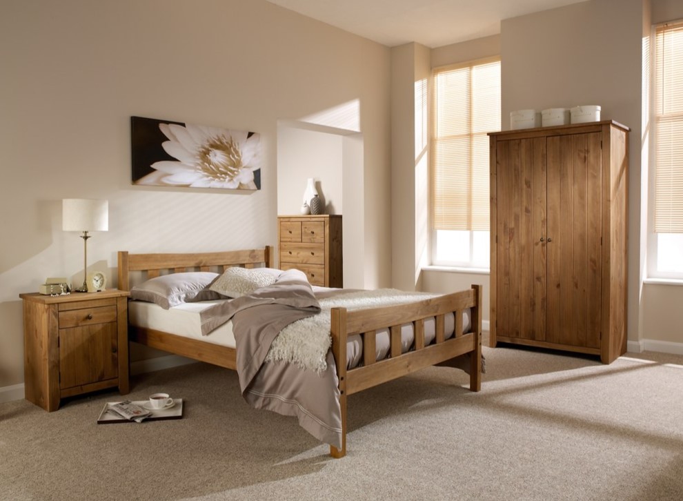 Односпальная деревянная кровать идеально гармонирует со всей мебелью в спальне