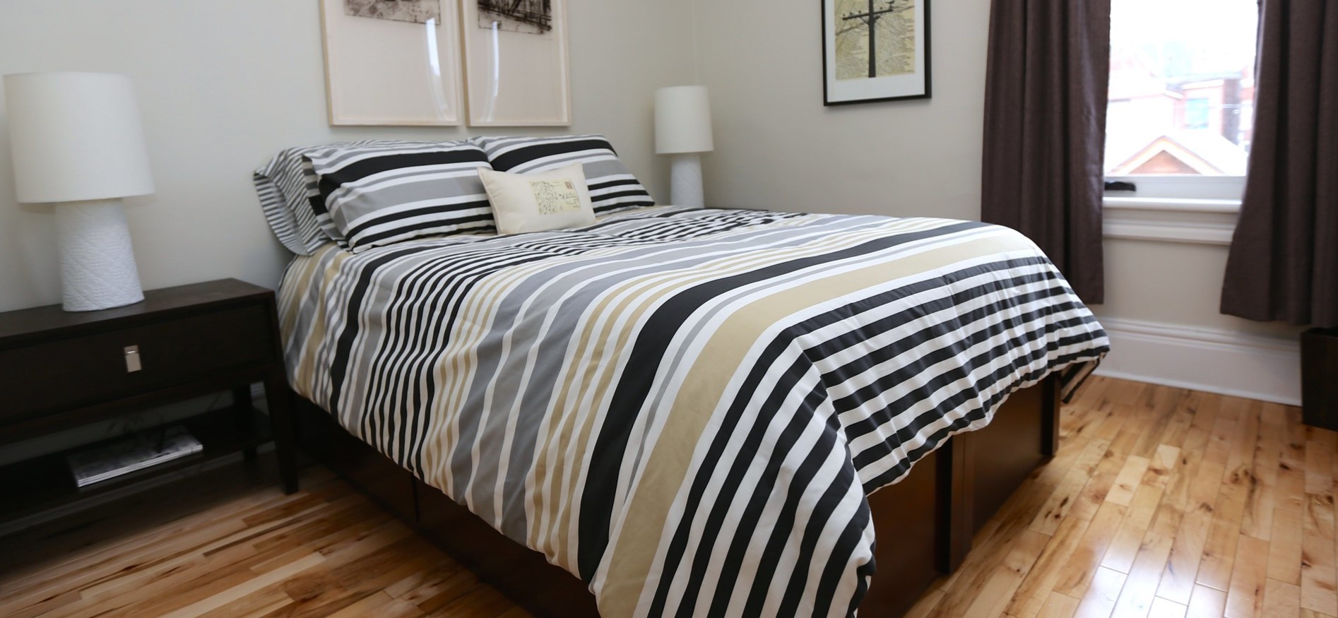 Под цвет кровати можно выбрать две прикроватные тумбочки для спальни