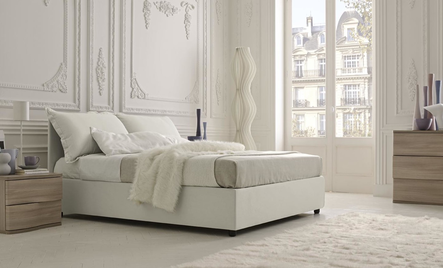 Кровать в интерьере белой спальни