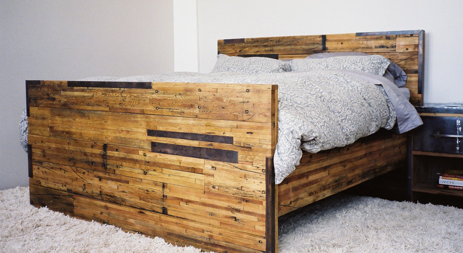 Оригинальная кровать из деревянных досок