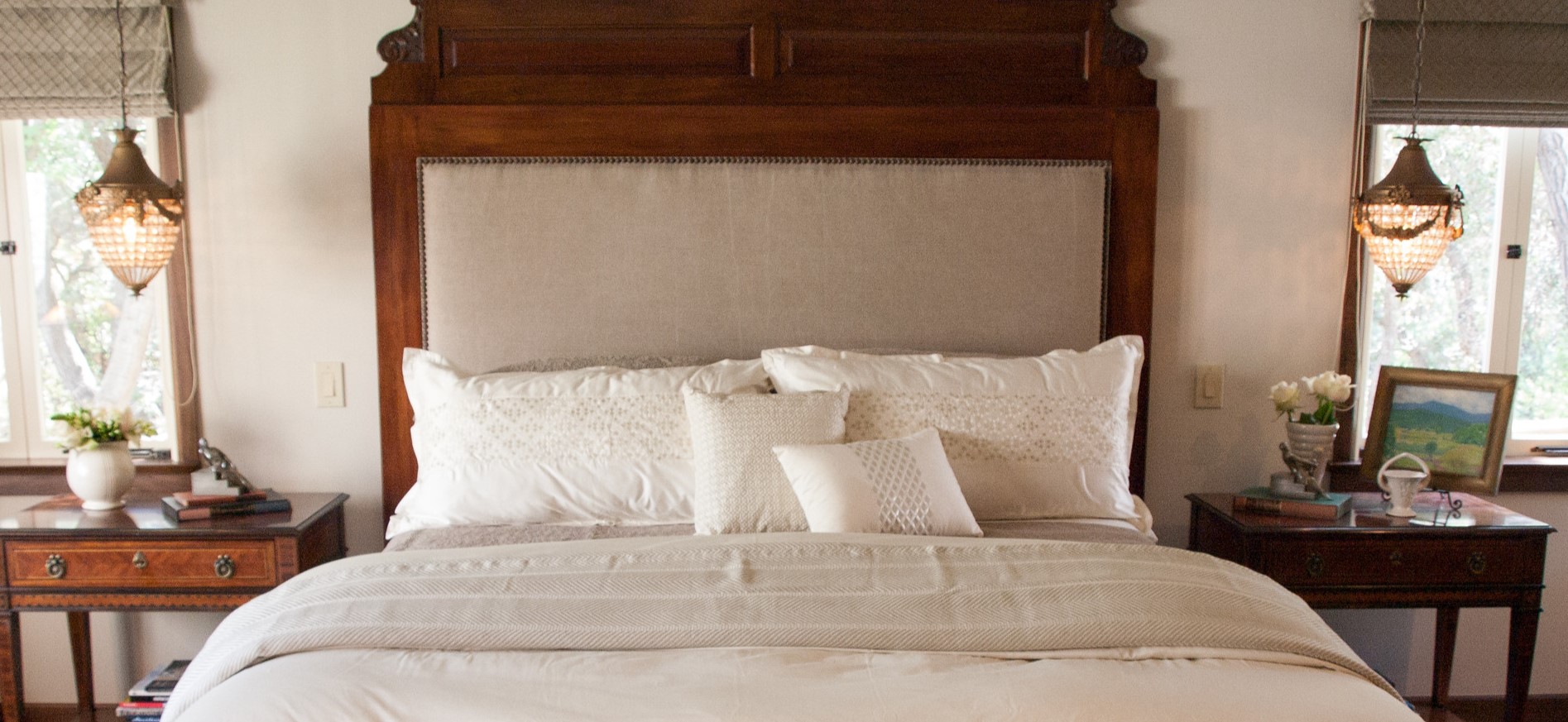 Изголовье кровати отлично сочетается с классическими прикроватными тумбочками