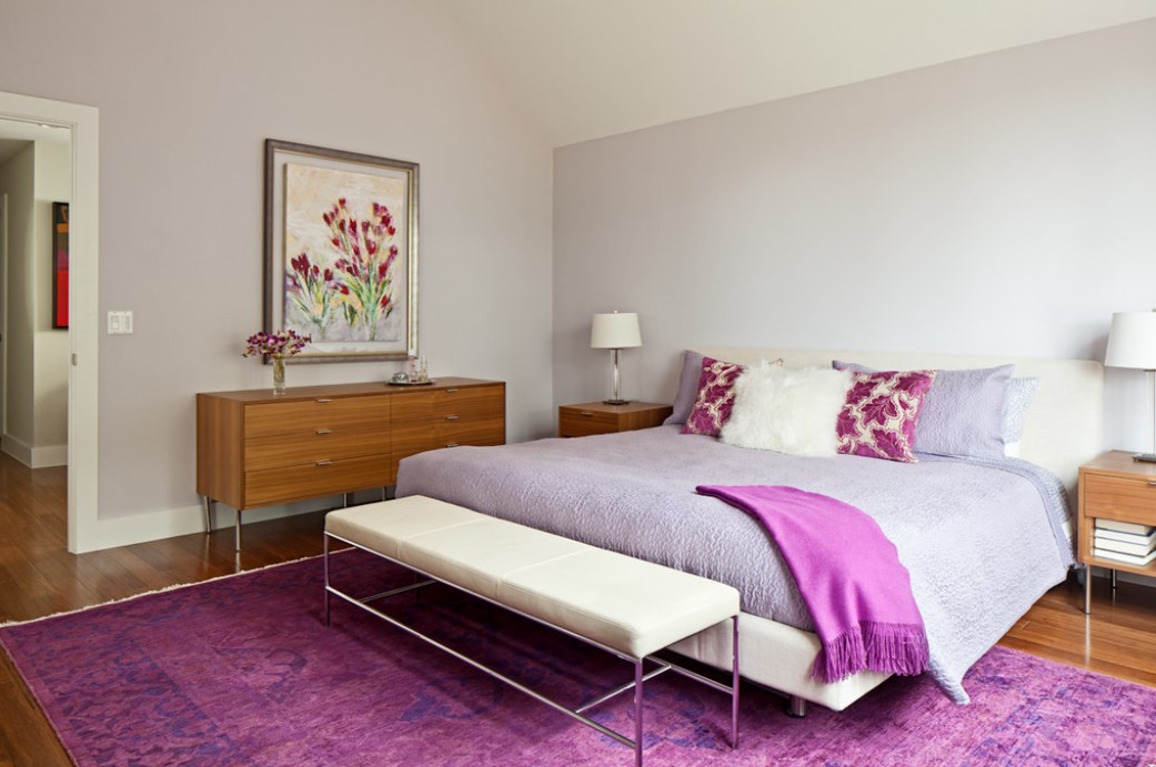 Подушки на кровати идеально гармонируют с ковром в спальне