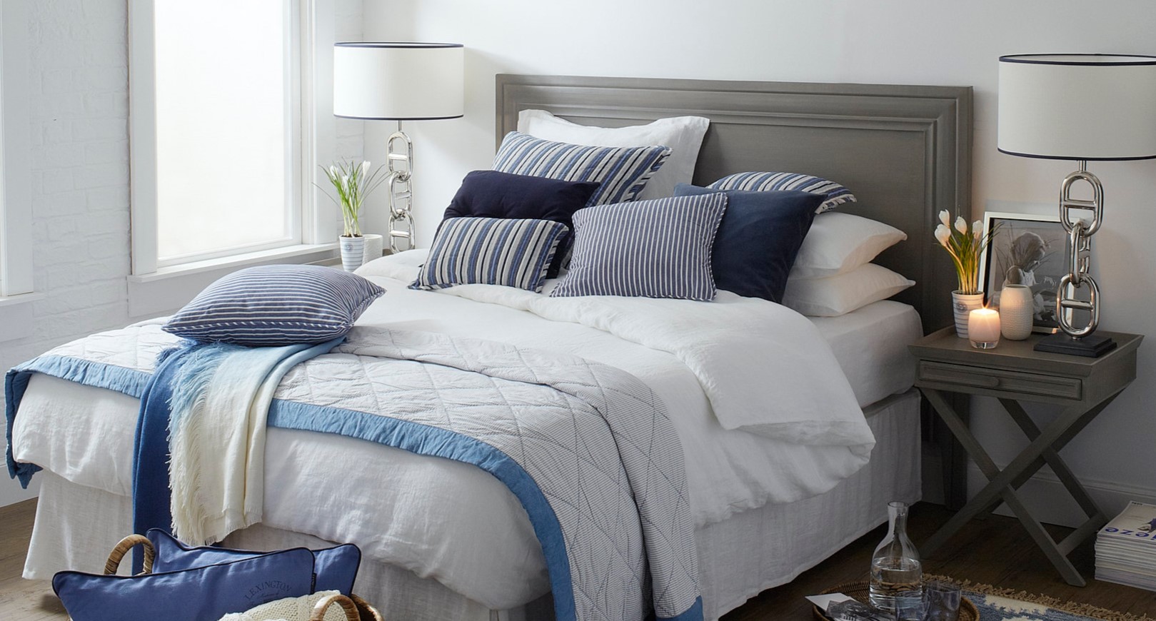Кровать можно оформить большим количеством подушек, которые будут гармонировать друг с другом по цвету