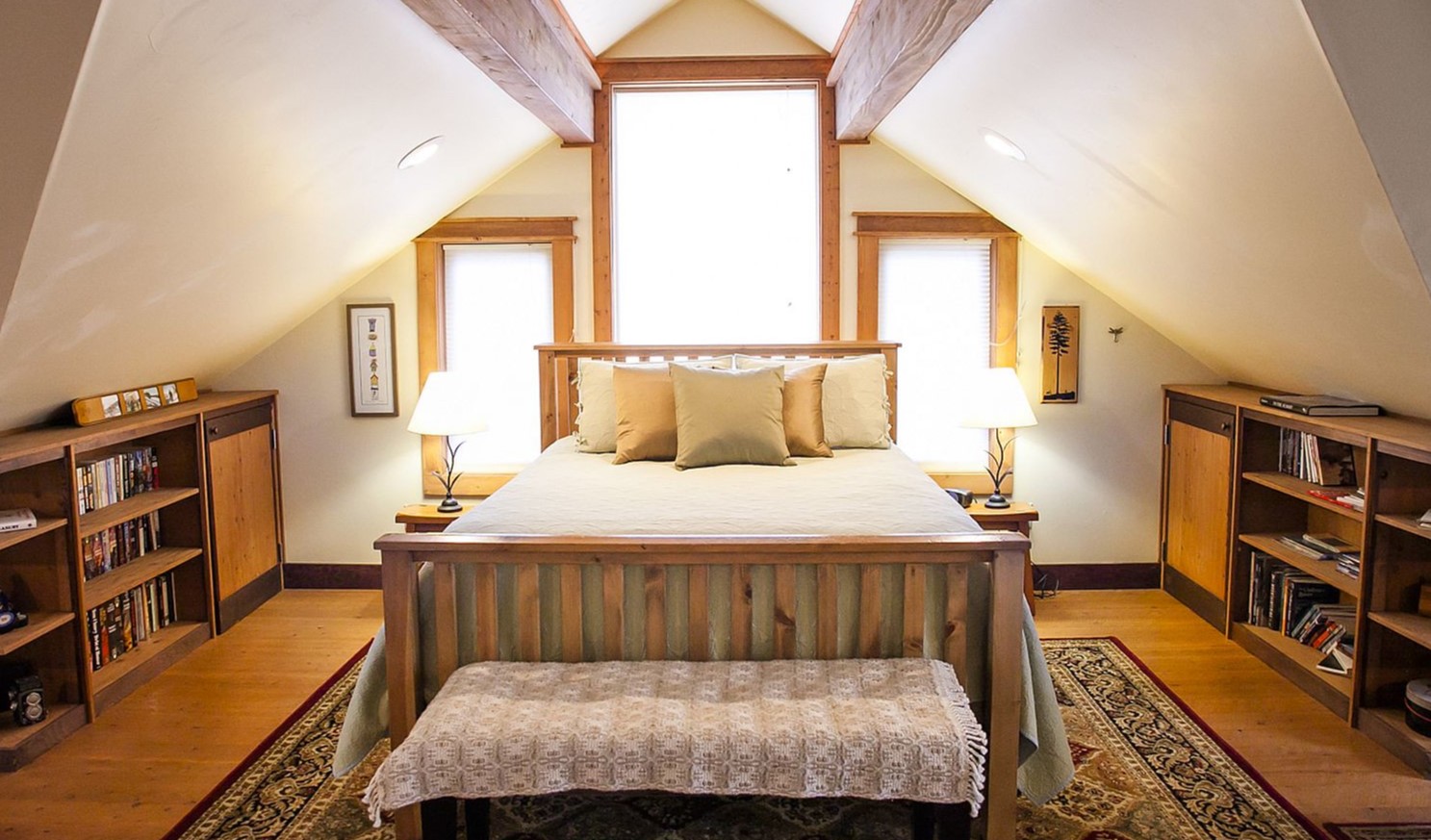 Деревянная кровать в интерьере мансардной спальни