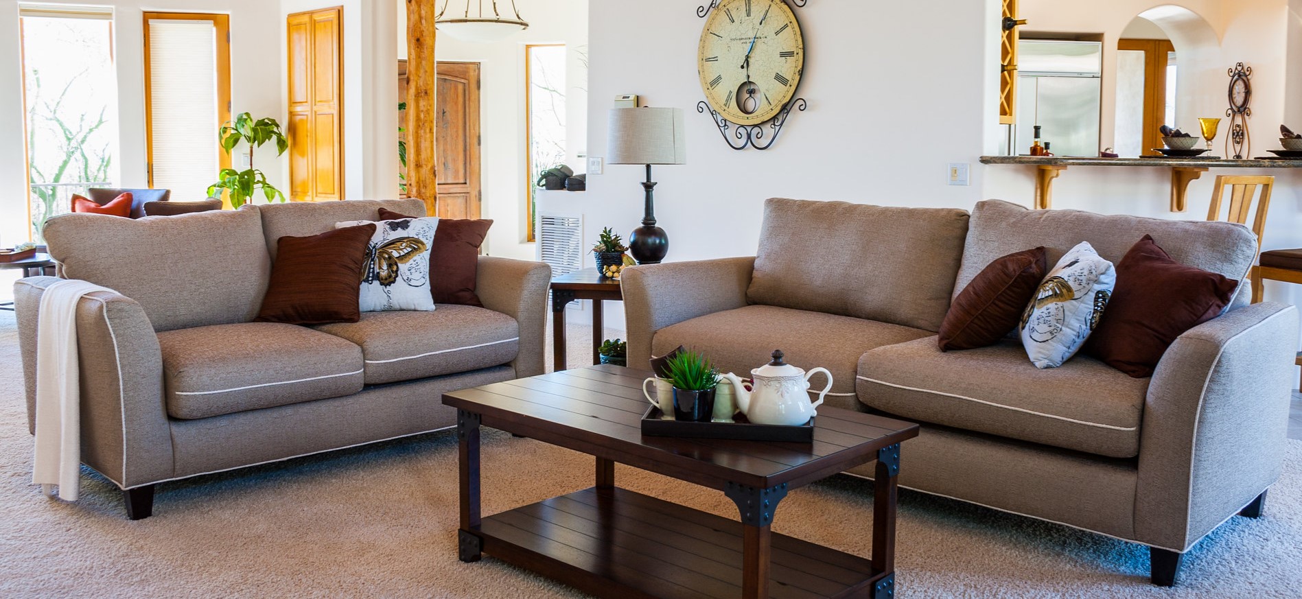 С помощью двух диванов можно создать удобную зону отдыха в гостиной