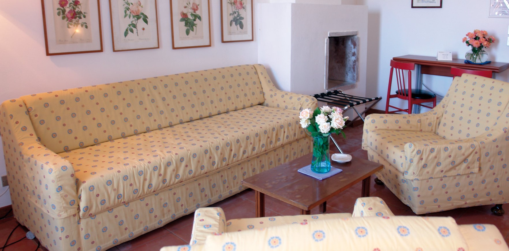 Под цвет обивки дивана можно подобрать несколько удобных кресел