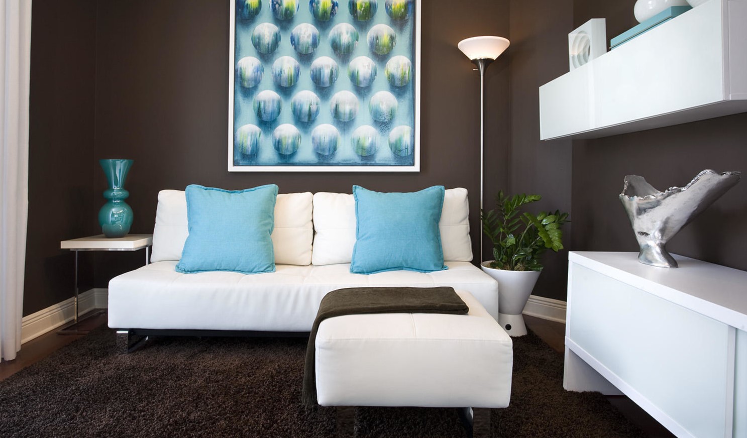 Белый диван отлично сочетается с остальной мебелью в интерьере
