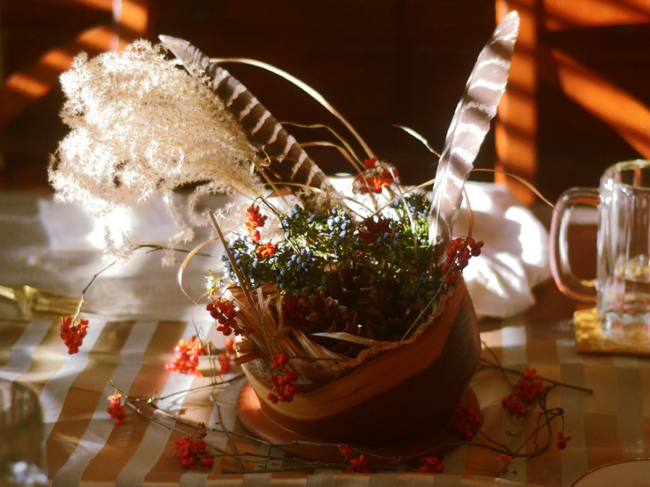 Небольшую декоративную композицию из растений можно поставить в центре стола