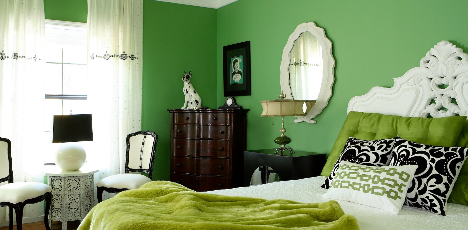 Шалфейные подушки и плед органично дополняют интерьер спальни