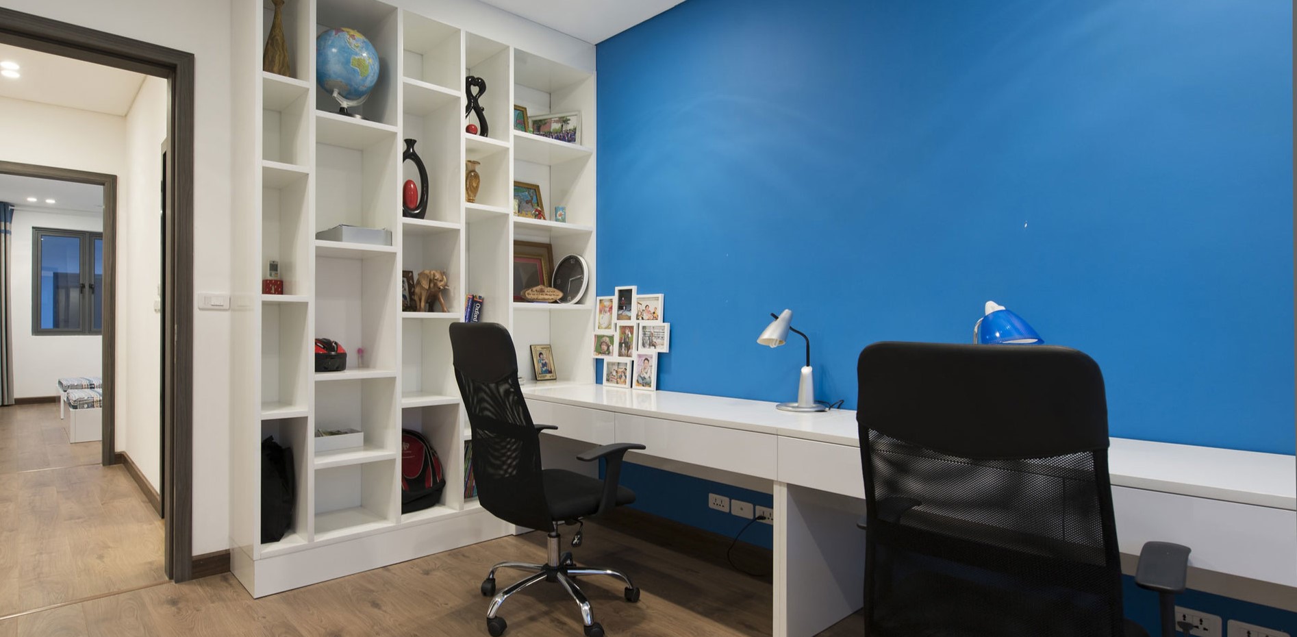 Синяя акцентная стена в интерьере домашнего кабинета
