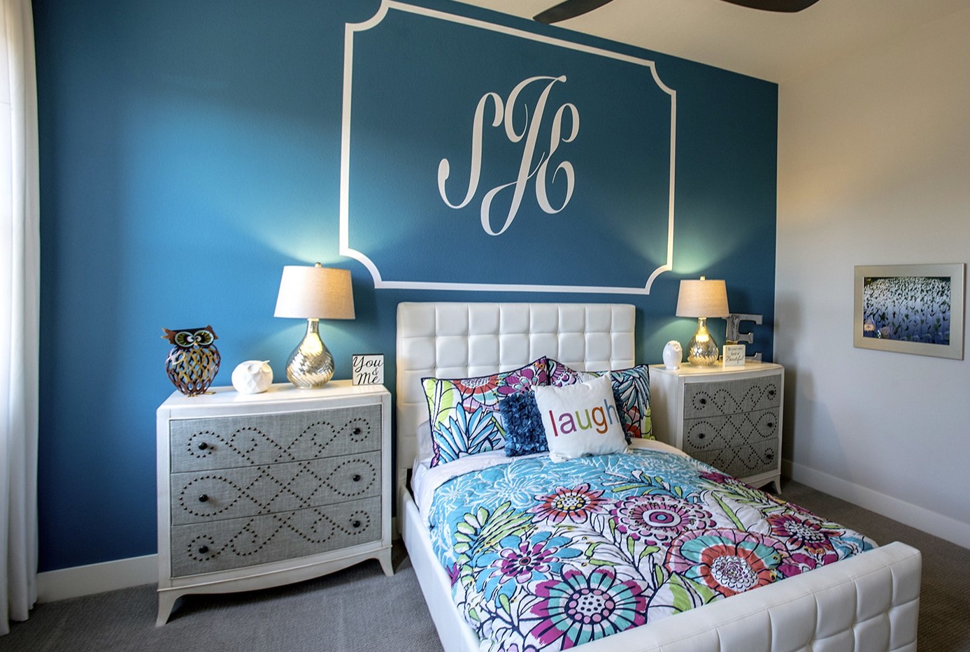 Комбинация белого и синего цвета в интерьере современной спальни