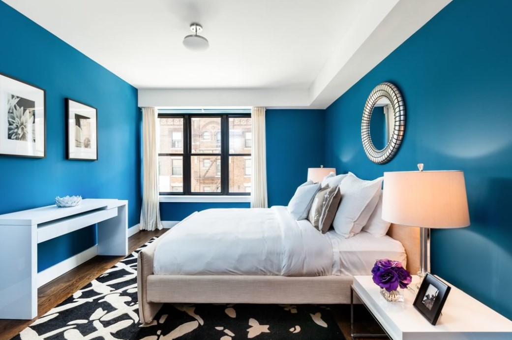 Использование синего цвета в интерьере современной спальни