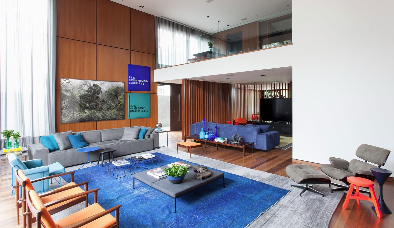 Синий ковер является акцентным декором в интерьере гостиной