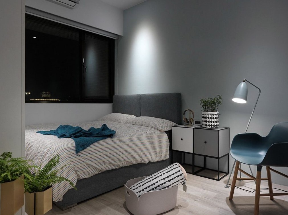 В интерьере спальни можно использовать синий плед в качестве акцентного декора