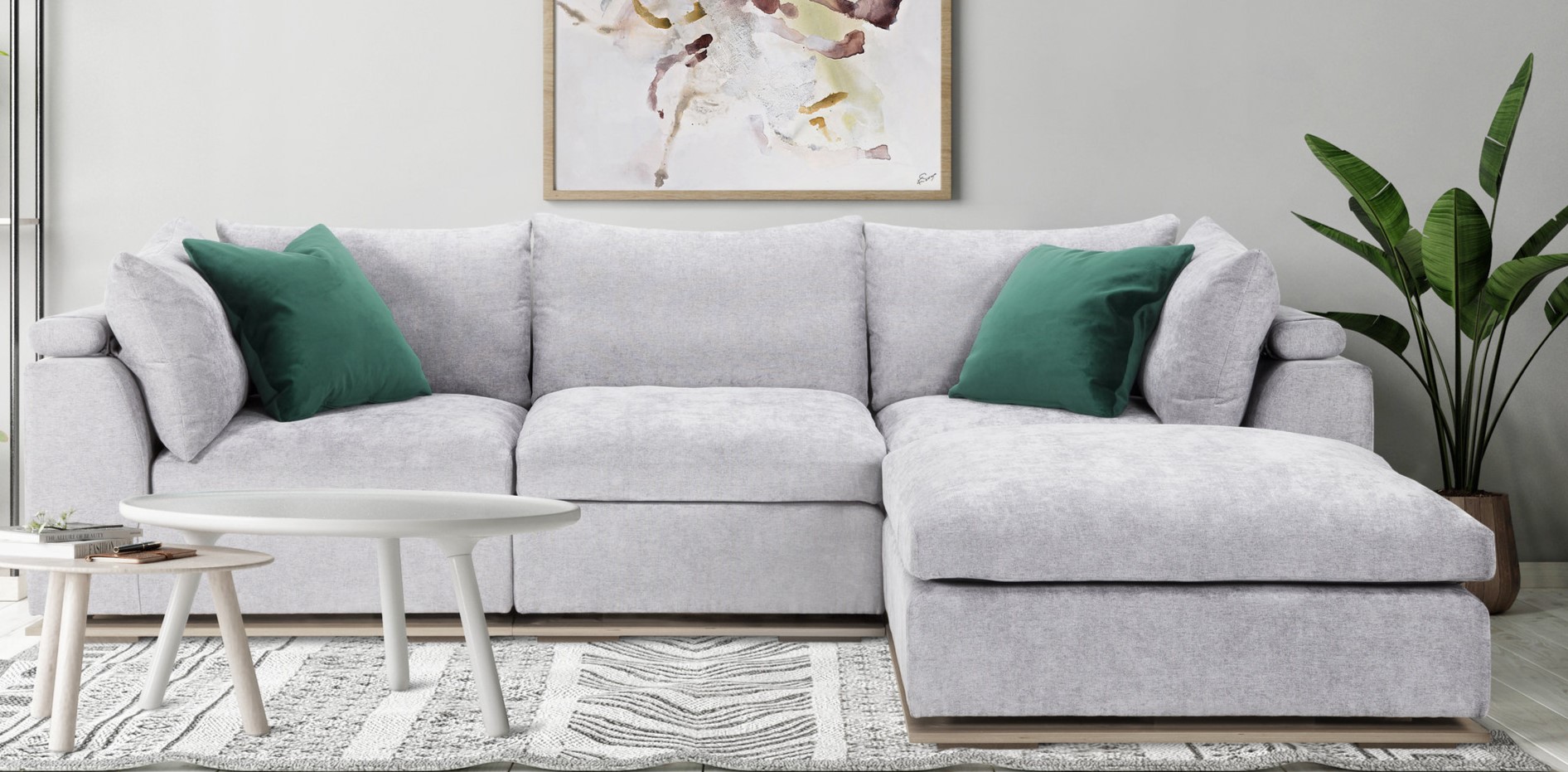 В качестве акцентов можно использовать зеленые подушки для декора серого дивана 