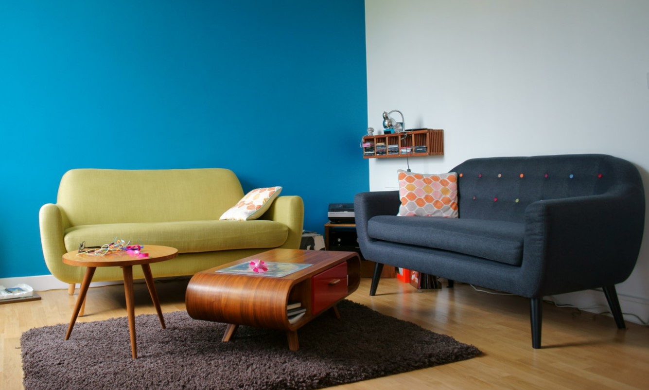 Салатовый диван отлично смотрится на фоне синей стены