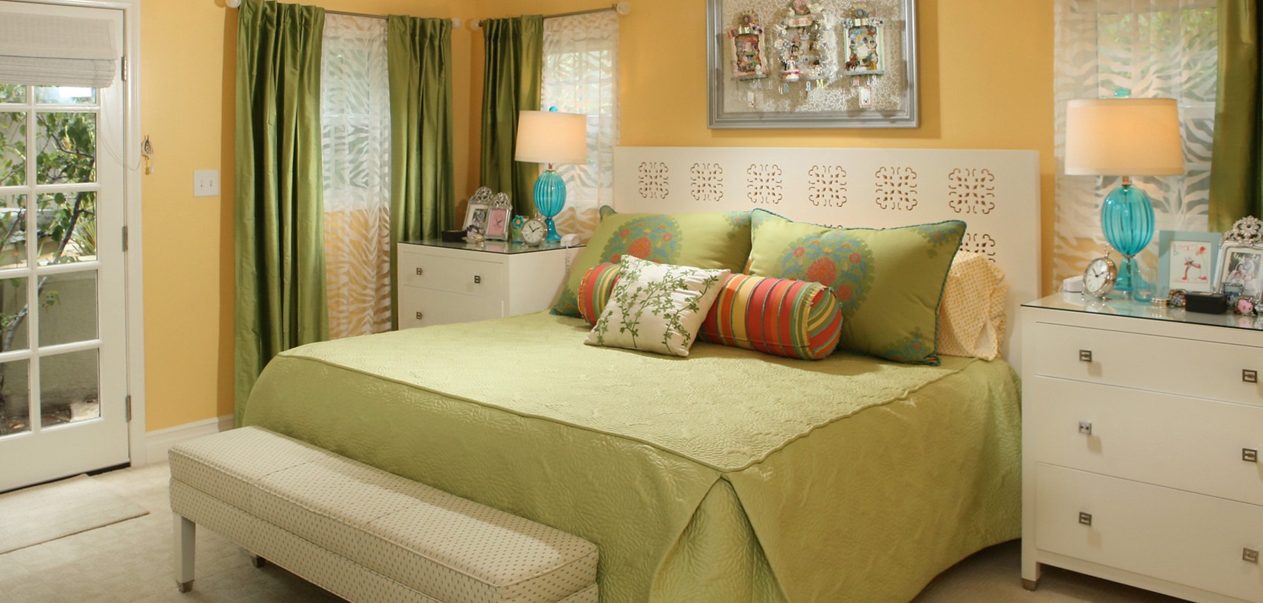 Белую кровать можно украсить салатовым постельным бельем