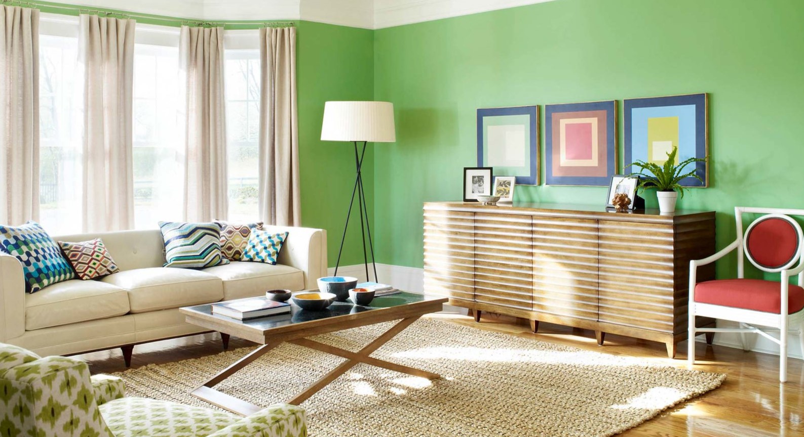 Сочетание бежевого дивана с зеленой комнатой