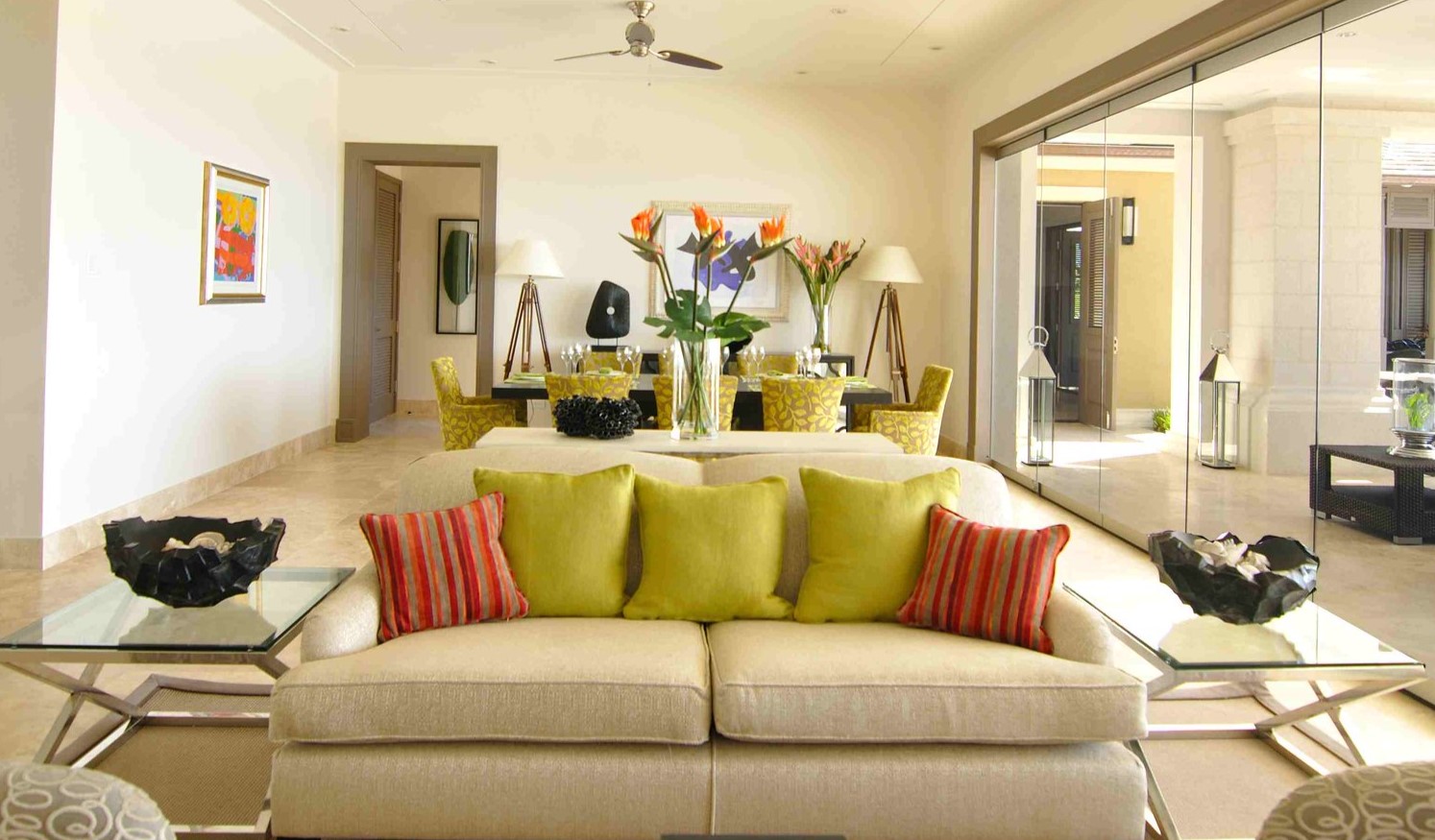 Подушки и стулья в салатовом цвете станут акцентом в светлой комнате