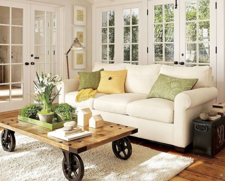 Салатовые подушки стильно смотрятся на светлом диване