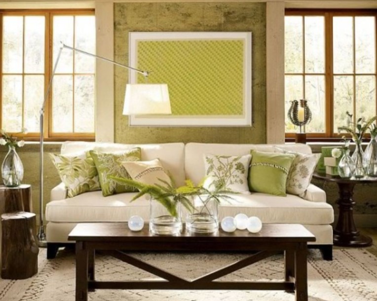 Светлый диван отлично сочетается с салатовой стеной в гостиной