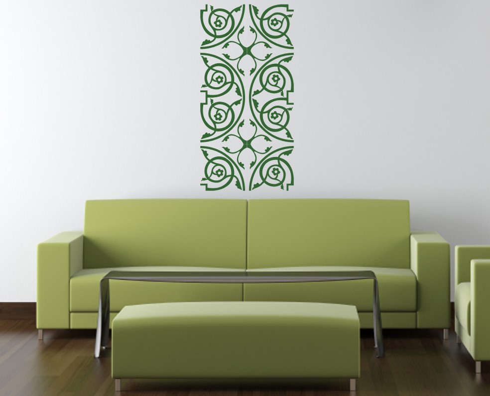Стильный салатовый диван гармонирует с зеленым орнаментом на стене