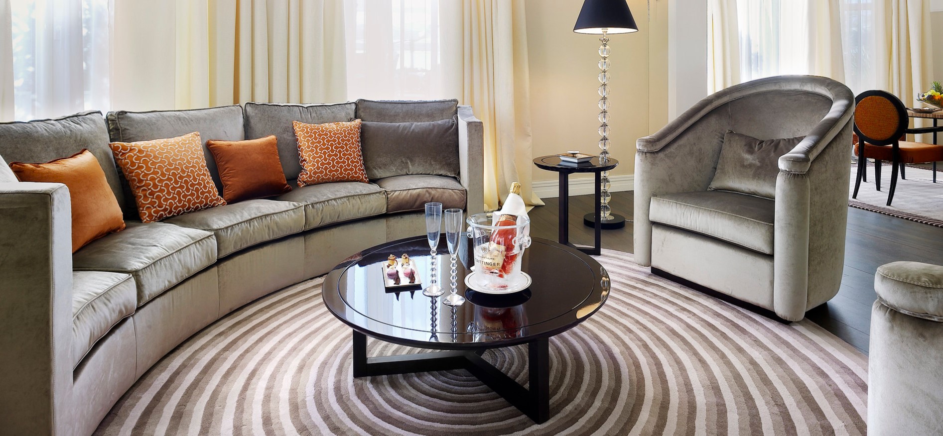 С помощью мягкой мебели можно создать уютную атмосферу в гостиной