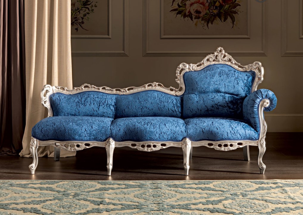 Стильный и удобный диван для классического интерьера