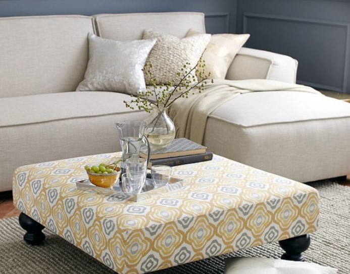 Удобный диван в светло-бежевом оттенке можно использовать в классическом интерьере
