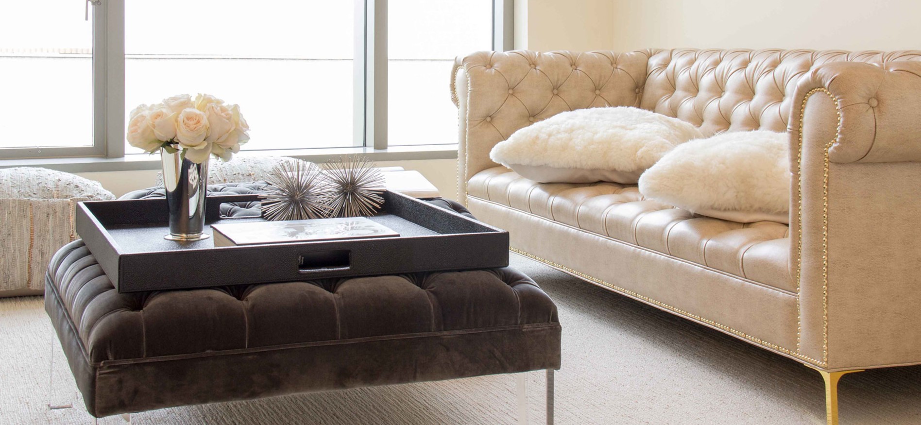 Диваны красивые и удобные. Интерьерный диван с каретной стяжкой. Белый диван декорирование. Диван Maxime.