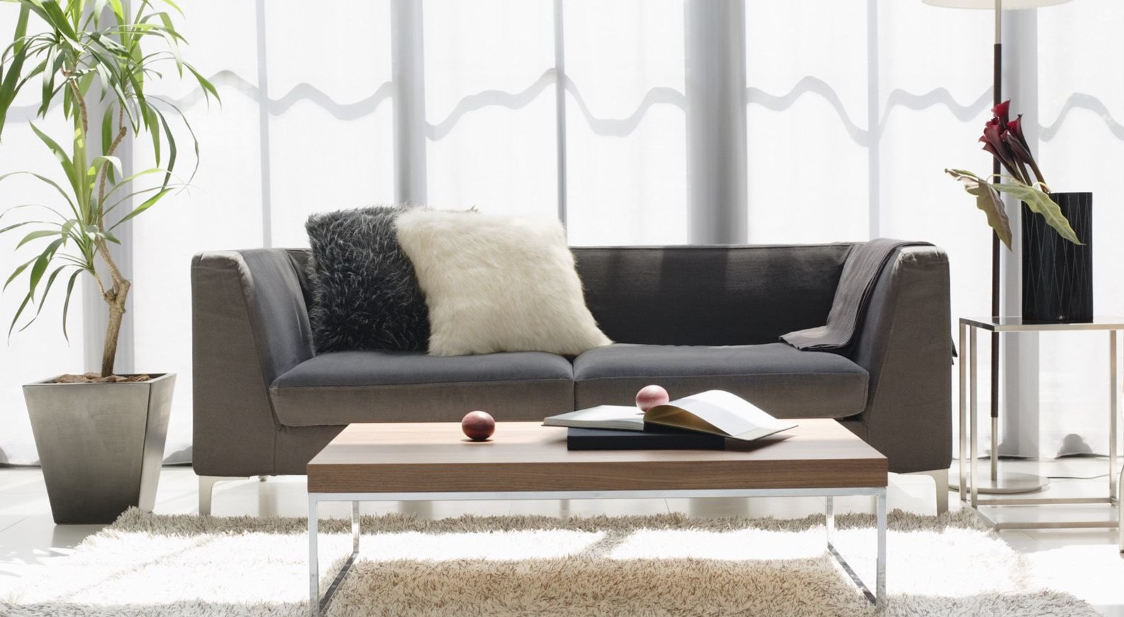 Серый диван идеально подойдет для интерьера минимализм или хай-тек