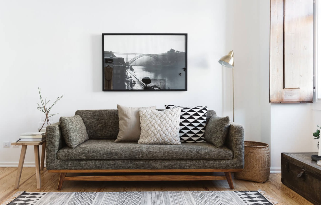 Серый диван с деревянными ножками прекрасно дополнить скандинавский интерьер