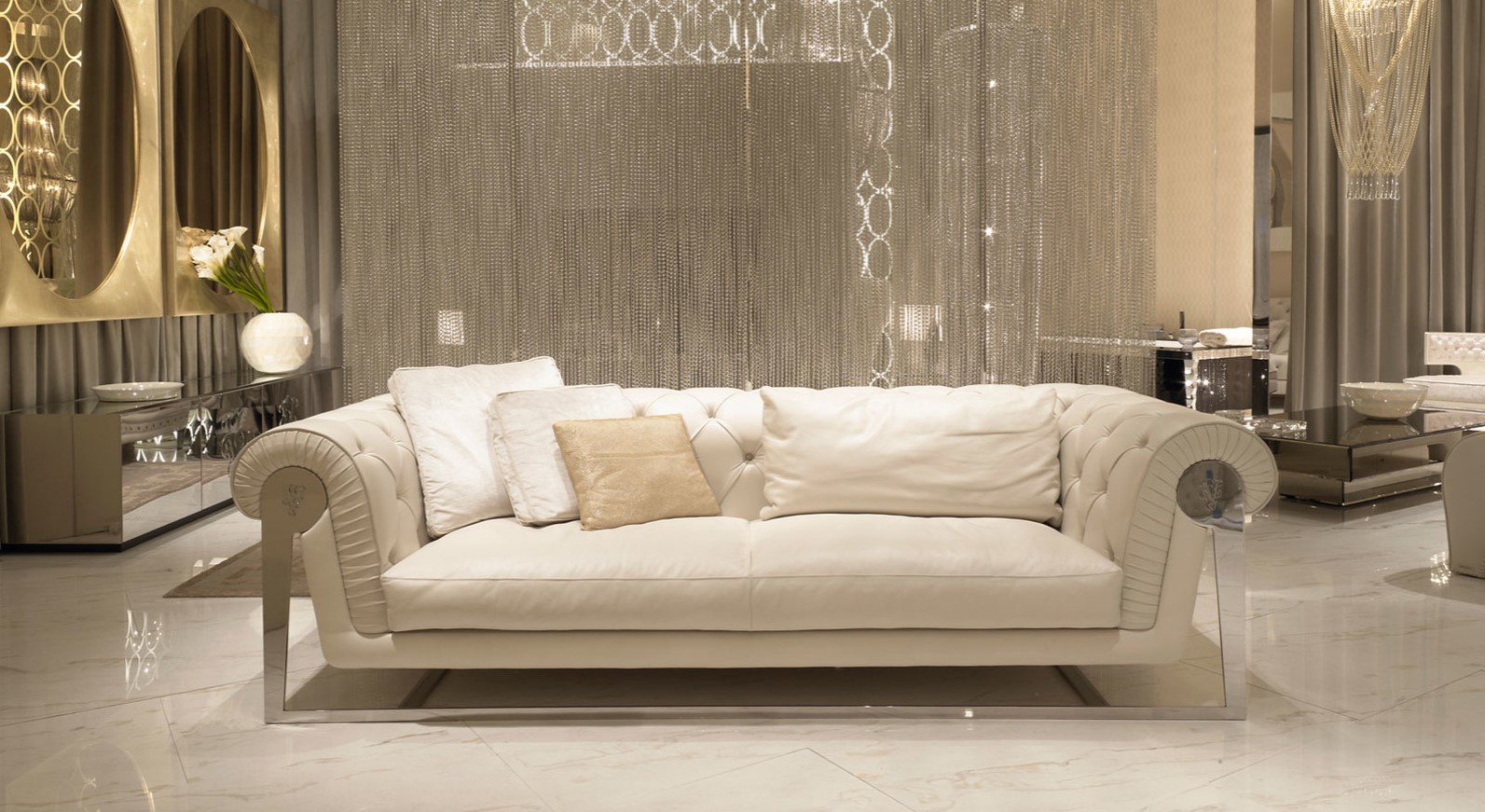 Белый диван с металлическим каркасом прекрасно подходит под роскошный интерьер гостиной