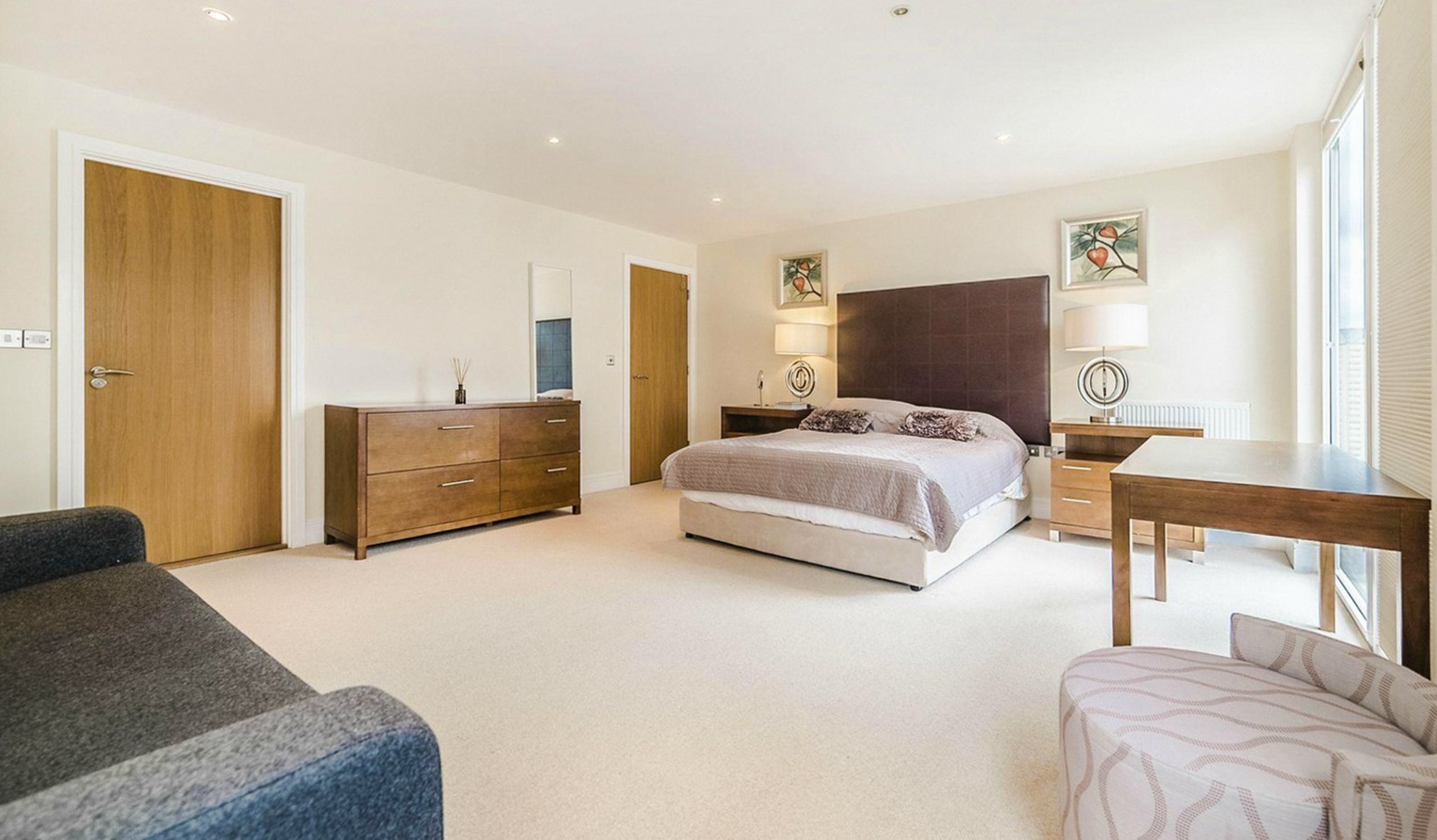 Современный интерьер спальни оформлен с использованием коричневого и белого цвета