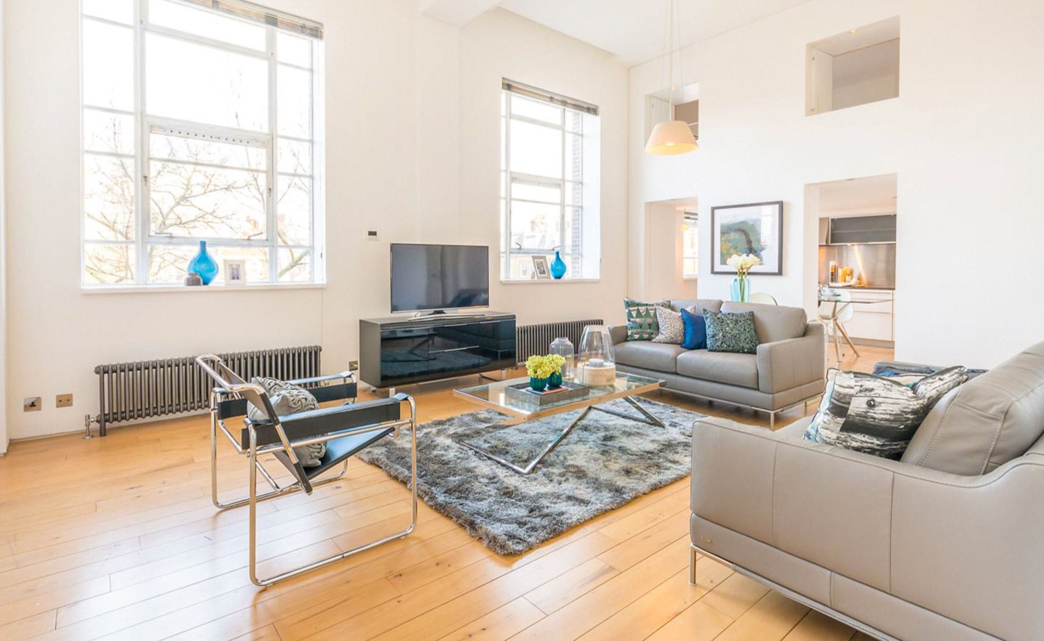 В современной гостиной будет стильно смотреться серый диван