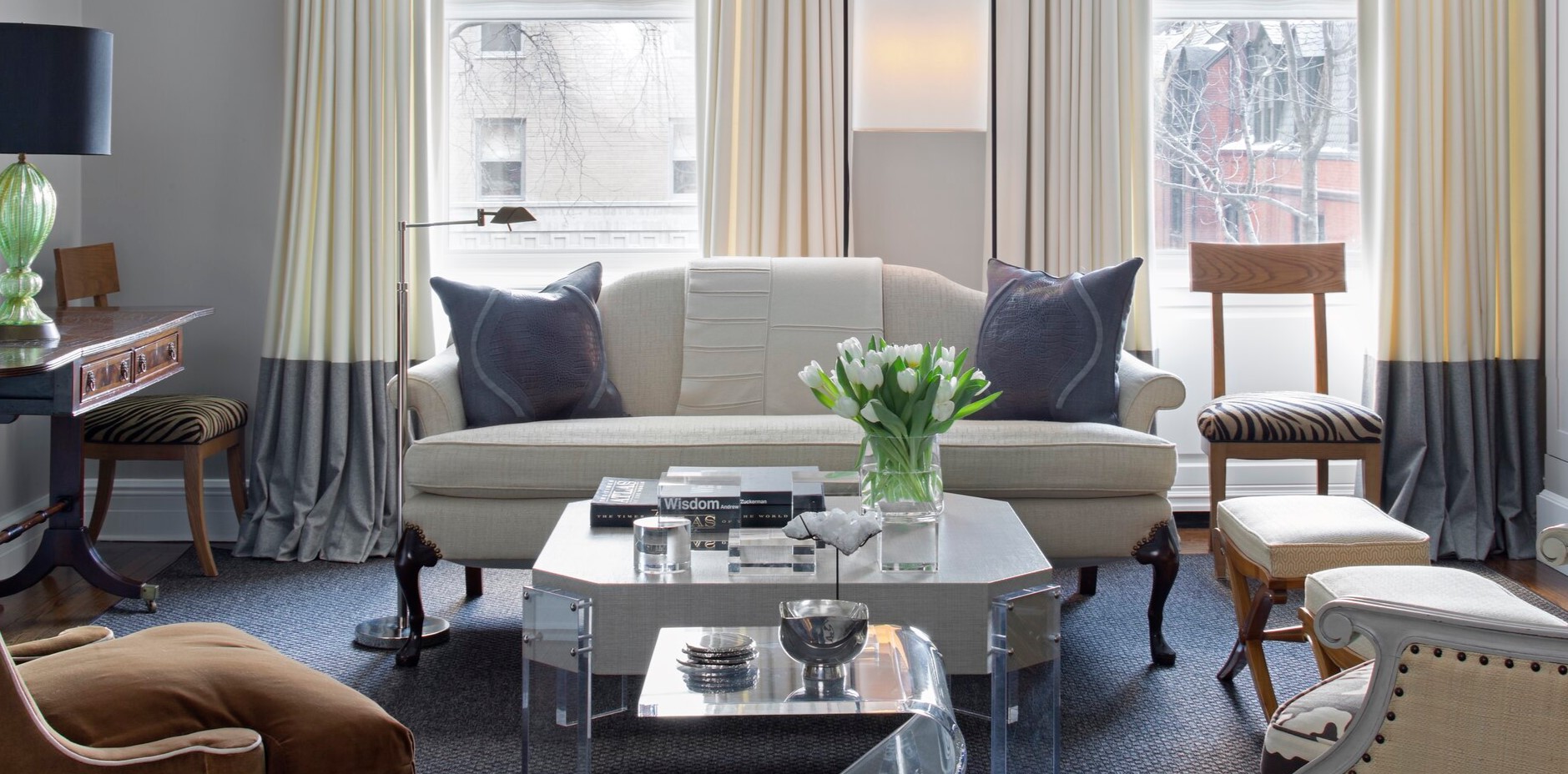 В гостиной можно использовать диван, журнальный столик и кресло