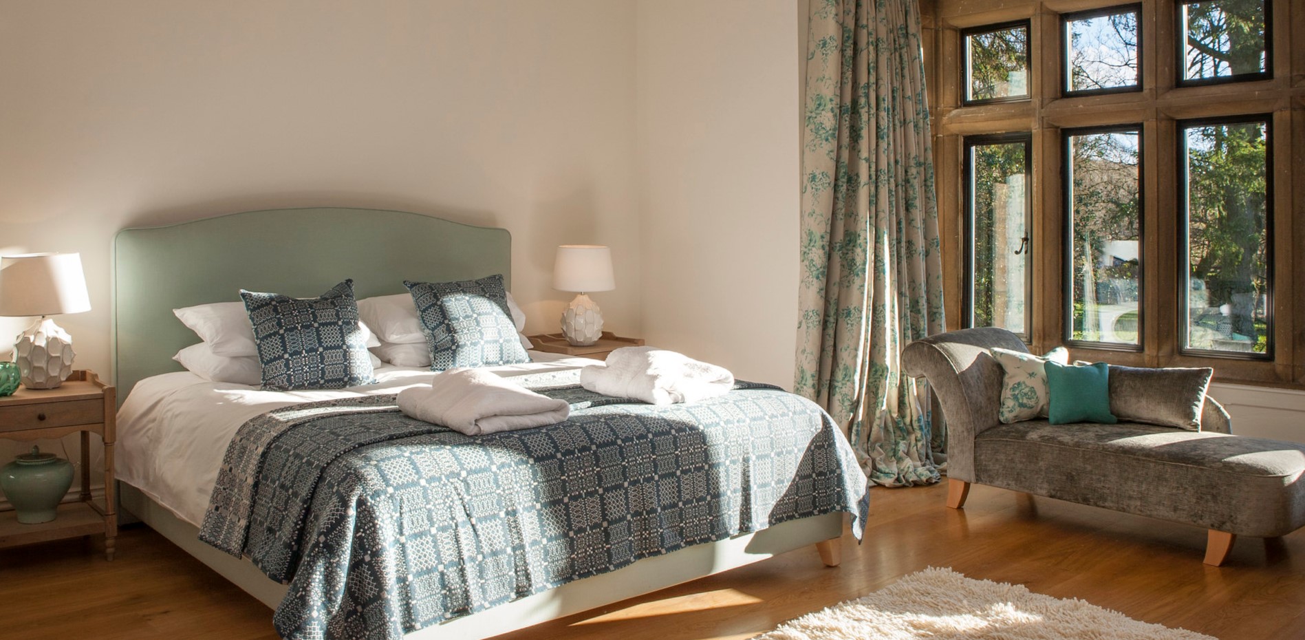 В классической спальне можно использовать светлую отделку и деревянную мебель