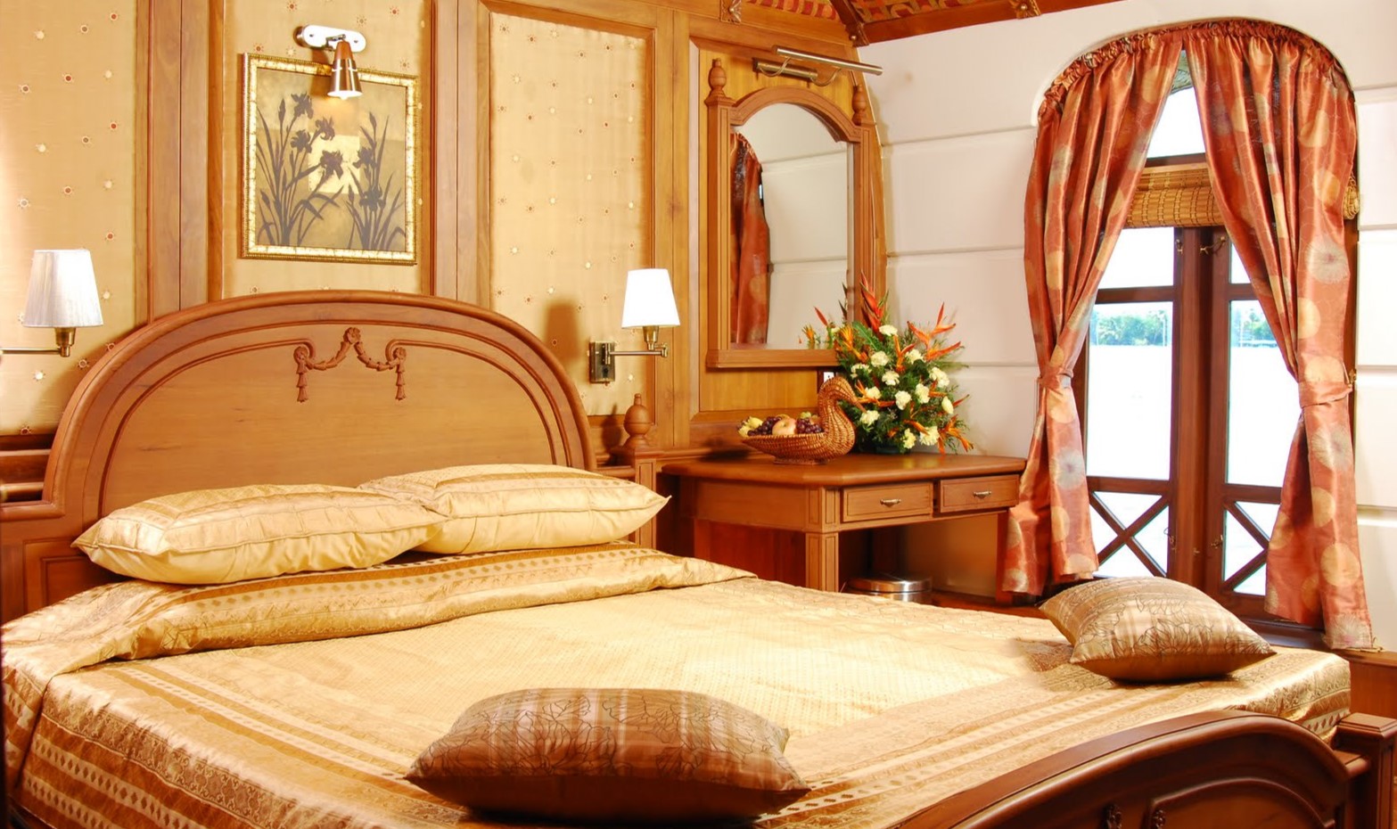 Использование деревянного декора в оформлении классической спальни