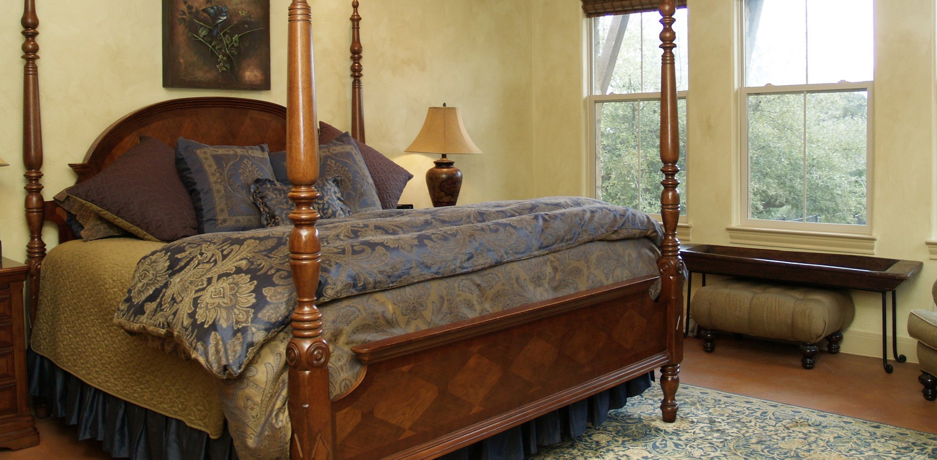 Постельное белье с орнаментом отлично гармонирует с ковром в спальне