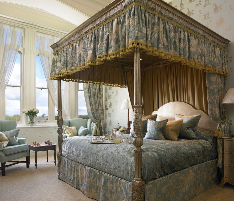 Кровать с балдахином идеально подойдет для классического интерьера